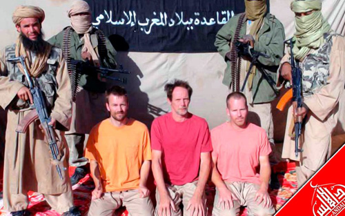 Các tay súng al-Qaeda công bố hình ảnh những con tin trong một vụ bắt cóc  - Ảnh: Reuters