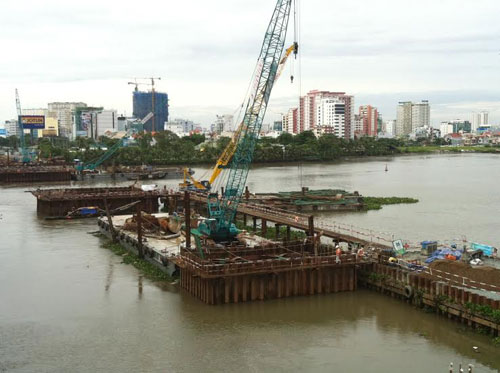 Thi công đường dẫn trên cao, đoạn vượt sông Sài Gòn của tuyến metro Bến Thành – Suối Tiên