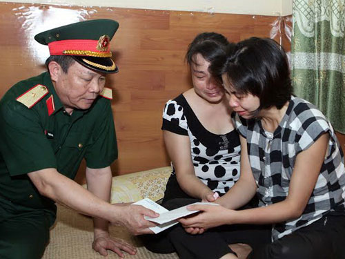 Báo Thanh Niên hỗ trợ gia đình các chiến sĩ hy sinh