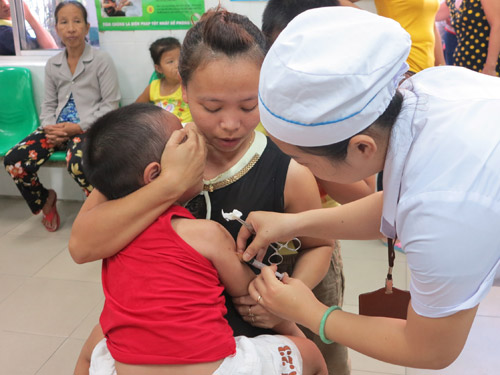 Đà Nẵng: Vất vả như...đưa con đi tiêm ngừa vắc xin