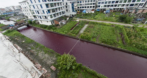 POLLUTION AND ENVIRONMENT;WATER POLLUTION;RED COLOUR CAST;CANAL;CITY;NEIGHBOURHOOD