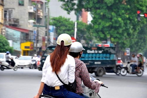 Ngày đầu xử lí mũ bảo hiểm dỏm ở Hà Nội
