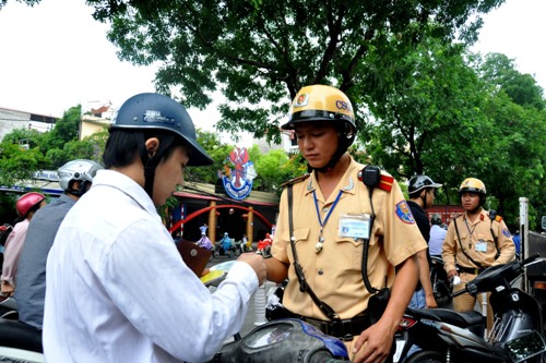 Ngày đầu xử lí mũ bảo hiểm dỏm ở Hà Nội