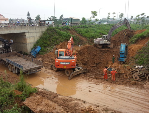 Đảo lộn sinh hoạt vì đường ống nước sạch vỡ liên hoàn