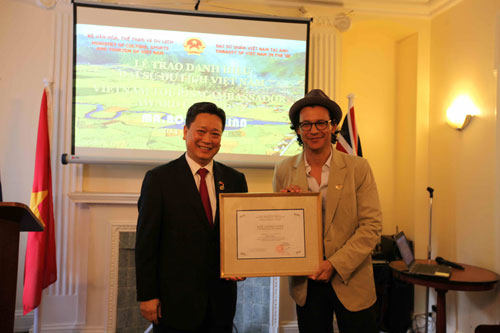 Đầu bếp Bobby Chinn làm Đại sứ Du lịch VN tại châu u