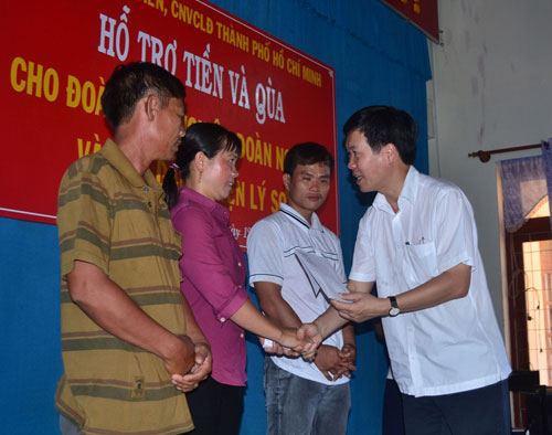 Tổng LĐLĐ VN và Thành ủy TP.HCM thăm, tặng quà cho ngư dân Quảng Ngãi