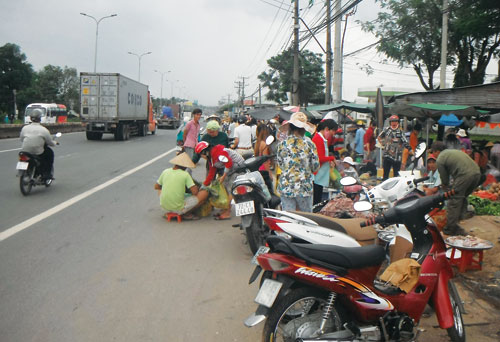 Chợ tự phát gây nguy hiểm