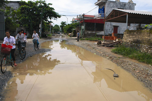 Nhà thầu biến mất, cả làng 