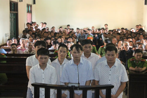 Vụ nổ súng, chém người man rợ tại Hà Tĩnh: 7 bị cáo lĩnh 69 năm tù