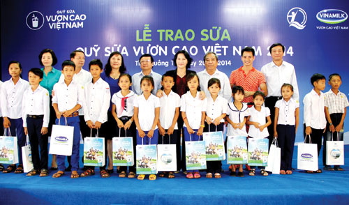 Quỹ sữa “Vươn cao Việt Nam” đến với trẻ em Quảng Trị 1