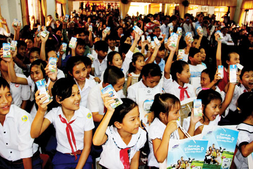 Quỹ sữa “Vươn cao Việt Nam” đến với trẻ em Quảng Trị 2