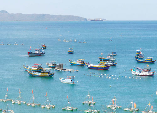 Tàu thuyền, bè nuôi cá cản trở du lịch