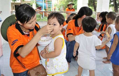 Trao quà cho làng thiếu niên