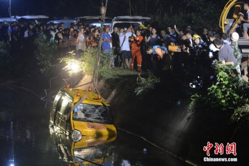 Xe buýt chở trẻ nầm non Trung Quốc lao xuống hồ, 11 người chết