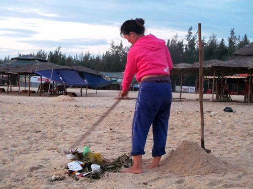 Chôn rác xuống bãi biển Thuận An