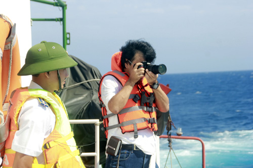 Phóng viên nước ngoài tác nghiệp trên tàu cảnh sát biển tại Hoàng Sa