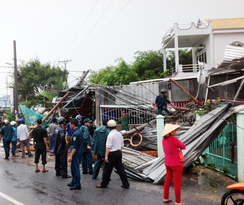 Lực lượng vũ trang giúp dân dọn dẹp sau cơn lốc xoáy