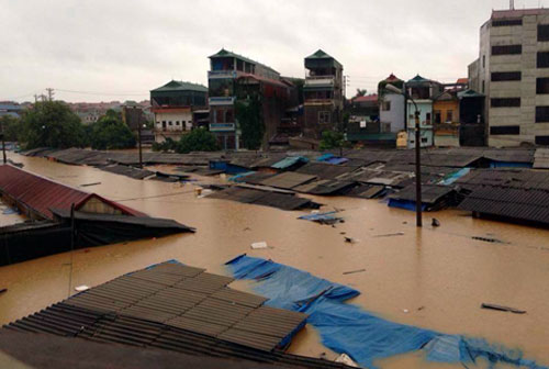 Nước lũ dâng cao ngập thành phố Lạng Sơn, 3 người bị cuốn trôi