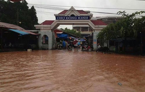 Nước lũ dâng cao ngập thành phố Lạng Sơn, 3 người bị cuốn trôi
