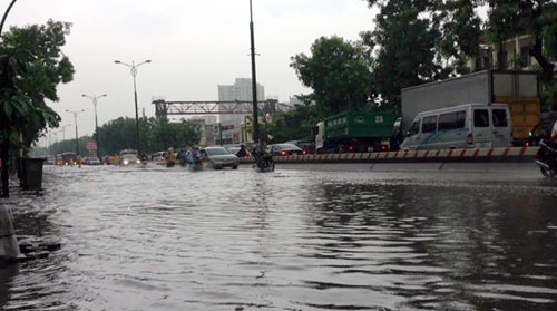 Nhiều tuyến phố thủ đô ngập sâu trong mưa giông