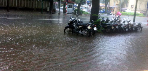 Nhiều tuyến phố thủ đô ngập sâu trong mưa giông