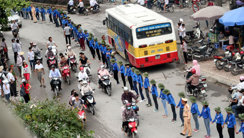 Mồ hôi nhễ nhại, sinh viên tình nguyện đội nắng phân luồng giao thông