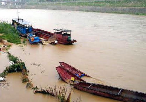  Lũ đột ngột trên sông Hồng cuốn trôi nhiều thuyền