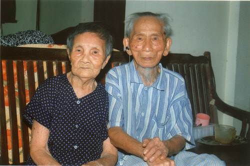 Cặp vợ chồng cao tuổi nhất VN  - Ảnh: Vietkings cung cấp 