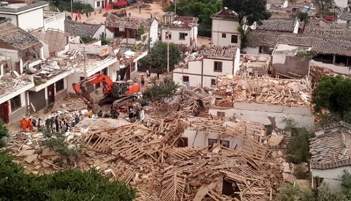 Nhiều khu nhà ở Lỗ Điện bị san phẳng trong trận động đất - Ảnh: Reuters