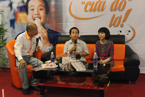 Từ trái sang: Tiến sĩ Nguyễn Mạnh Hùng (CEO Thái Hà Books), Đỗ Nhật Nam và mẹ - Phan Hồ Điệp trong buổi giao lưu giới thiệu sách 