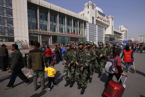 Lực lượng an ninh Trung Quốc trong một đợt tuần tra ở Urumqi - Ảnh: Reuters 