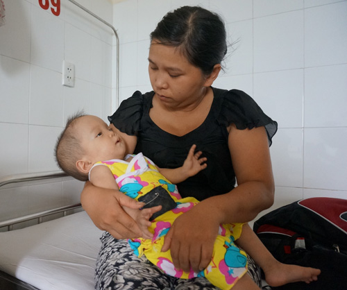Chị Nga đưa con đi truyền máu ở Bệnh viện Phụ sản - Nhi Đà Nẵng - Ảnh: An Dy