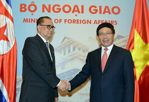 Phó Thủ tướng Phạm Bình Minh và Bộ trưởng Ngoại giao Triều Tiên Ri Su Yong - Ảnh: VGP/Hải Minh