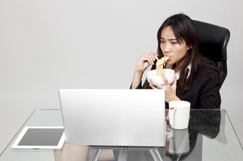 Công việc áp lực, ăn uống không đúng giờ khiến dân văn phòng dễ mắc các bệnh tiêu hoá