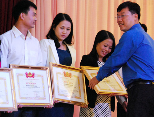 Anh Lê Quốc Phong (áo xanh) trao bằng khen của T.Ư Đoàn cho các đơn vị dẫn đầu công tác Đội và phong trào thiếu nhi năm học vừa qua
