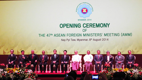 Tổng thống Myanmar Thein Sein (giữa) cùng ngoại trưởng 10 nước và Tổng thư ký ASEAN Lê Lương Minh (bìa phải) tại lễ khai mạc AMM thứ 47 - Ảnh: Thục Minh
