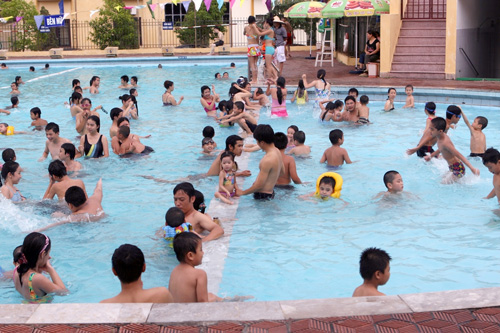 Học sinh tại Hà Nội được xóa mù bơi - Ảnh: Ngọc Thắng
