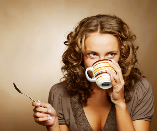 Nghiên cứu mới cho thấy cà phê có thể giảm tình trạng ù tai ở phụ nữ lớn tuổi - Ảnh: Shutterstock