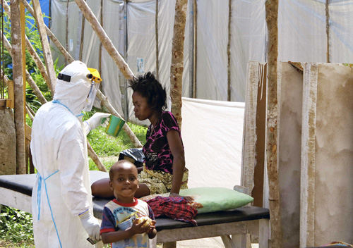 Người dân châu Phi mắc vi rút Ebola - Ảnh: Reuters