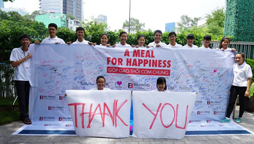 Các sinh viên nhận học bổng BFF tại sự kiện gây quỹ “Bữa cơm hạnh phúc” tổ  chức ngày 28.6 - Ảnh: BFF 