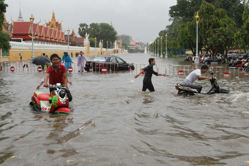 Phnom Penh bị ngập hồi năm 2013 - Ảnh: Reuters