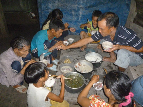 Bữa cơm sum vầy ấm cúng trong gia đình người rừng giữa vùng cao