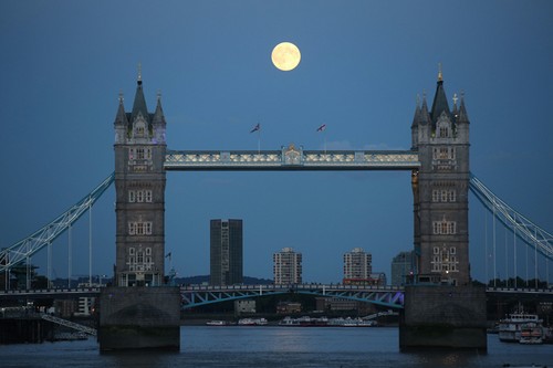 Siêu trăng trên cầu Tháp London đêm 10.8 - Ảnh: Reuters
