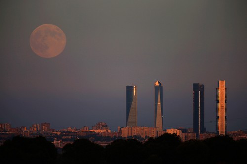 Siêu trăng tại Madrid, Tây Ban Nha - Ảnh: Reuters 