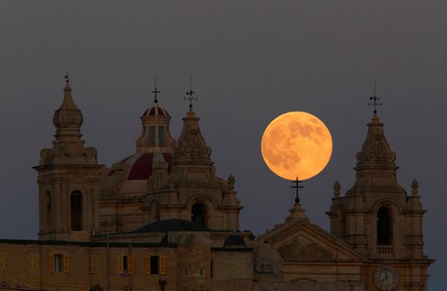 Siêu trăng tại Mdina, Malta - Ảnh: Reuters