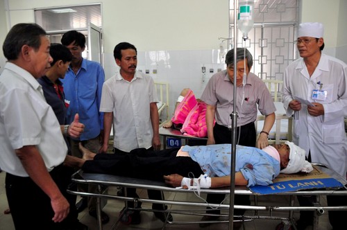 Lãnh đạo tỉnh Quảng Ngãi đến Bệnh viện đa khoa Quảng Ngãi thăm hỏi, hỗ trợ mỗi nạn nhân 2 triệu đồng