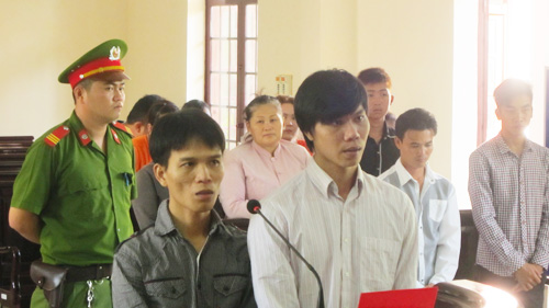 Huy (bên trái) và Luân tại phiên tòa phúc thẩm