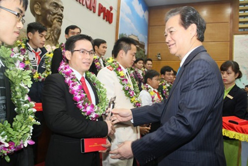 Mai Văn Phương trong lần nhận cúp giải thưởng Gương mặt trẻ Việt Nam tiêu biểu năm 2014 do Thủ tướng Nguyễn Tấn Dũng trao - Ảnh: Nhân vật cung cấp