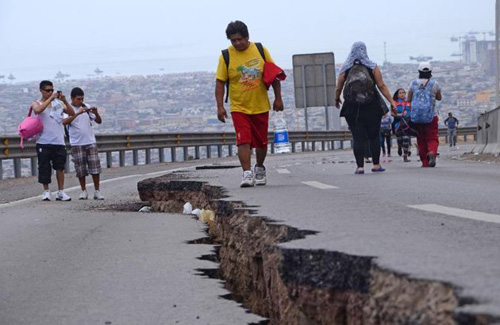 Đường bị xé toạc trong vụ động đất vào ngày 1.4 tại Chile - Ảnh: AFP