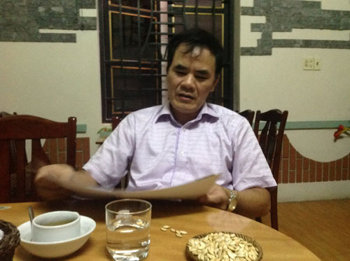 Ông Nguyễn Xuân Hoàng bức xúc phản ánh vụ việc với phóng viên - Ảnh: Hoàng Long